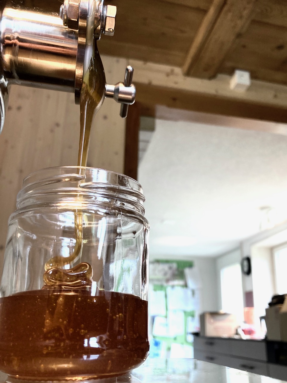 Sommerhonig wird abgefüllt